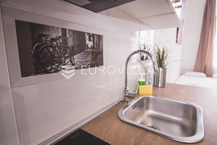 Centar stan 205m2 podijeljen na 5 apartmana i sobu