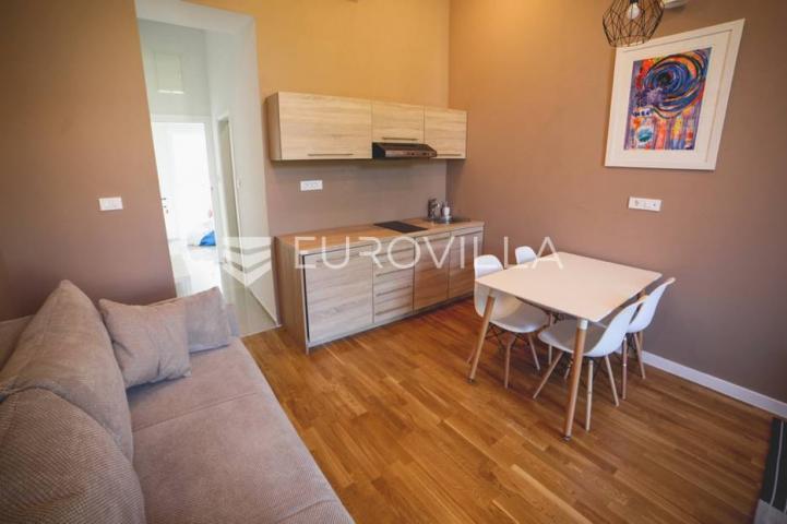 Centar stan 205m2 podijeljen na 5 apartmana i sobu