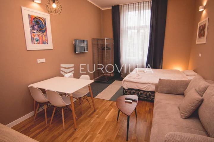 Centar stan 205m2 podijeljen na 5 apartmana i sobu