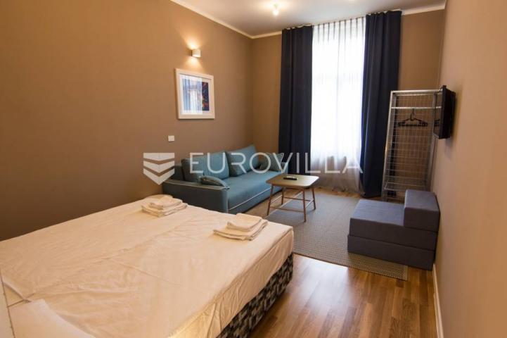 Centar stan 205m2 podijeljen na 5 apartmana i sobu