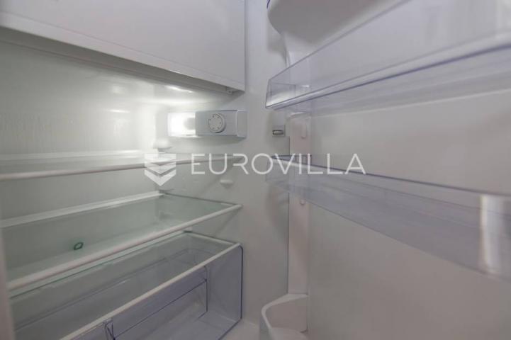 Centar stan 205m2 podijeljen na 5 apartmana i sobu