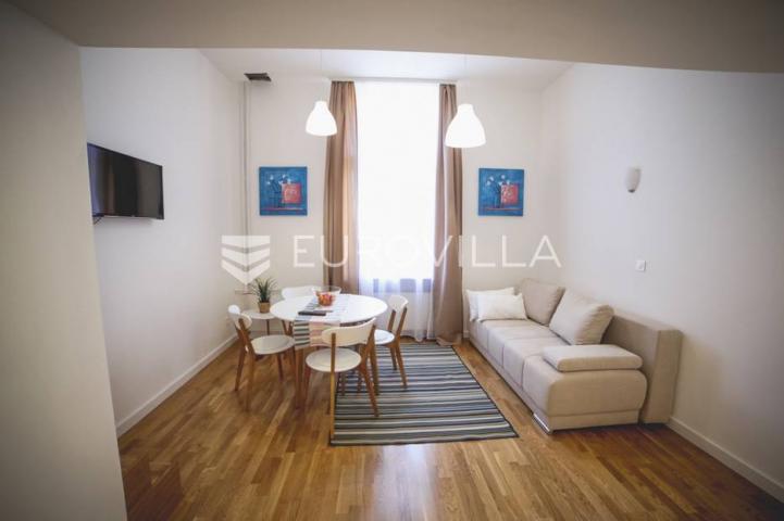 Centar stan 205m2 podijeljen na 5 apartmana i sobu