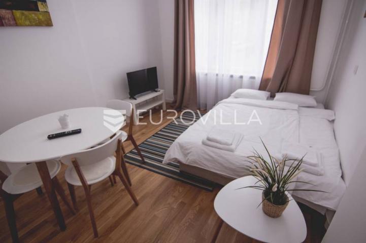 Centar stan 205m2 podijeljen na 5 apartmana i sobu