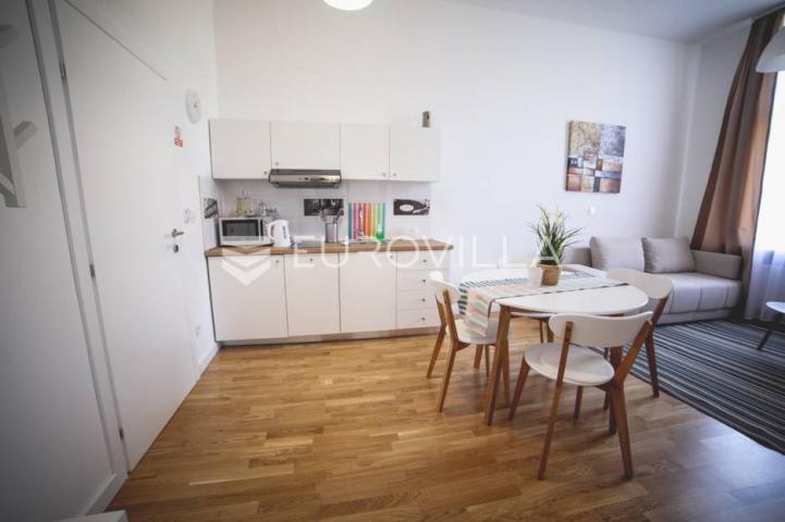 Centar stan 205m2 podijeljen na 5 apartmana i sobu