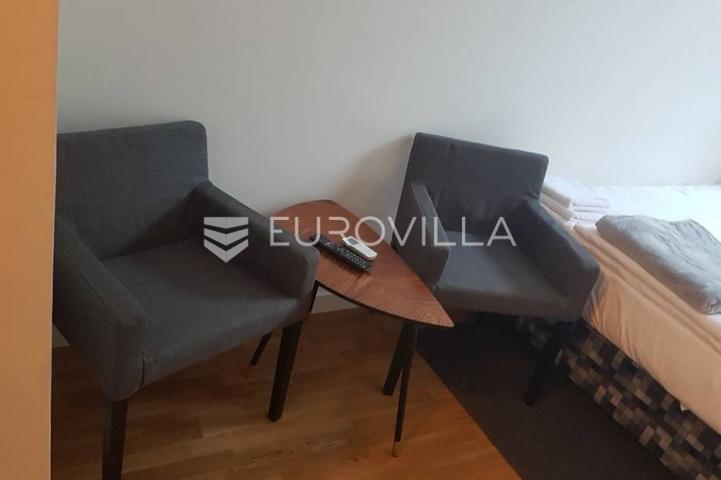 Centar stan 205m2 podijeljen na 5 apartmana i sobu