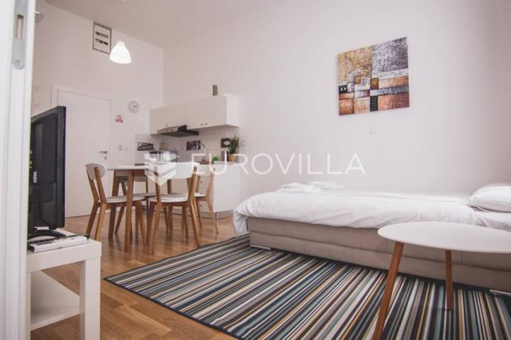 Centar stan 205m2 podijeljen na 5 apartmana i sobu
