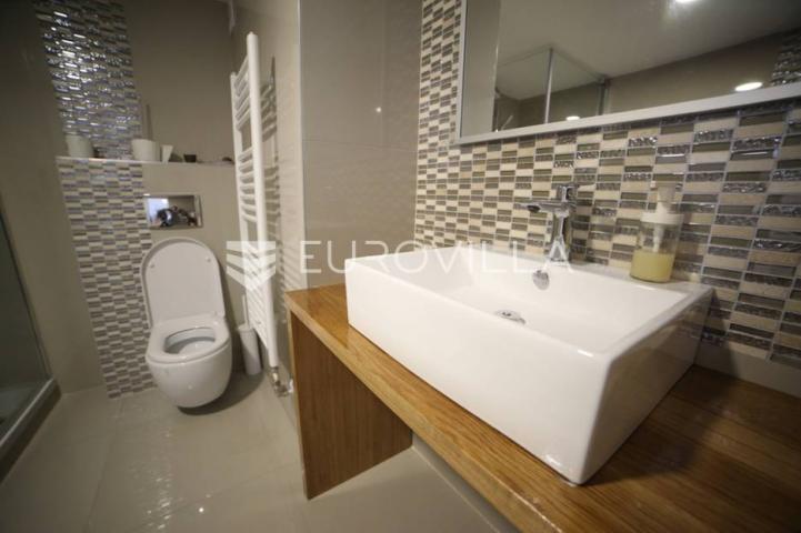 Centar stan 205m2 podijeljen na 5 apartmana i sobu