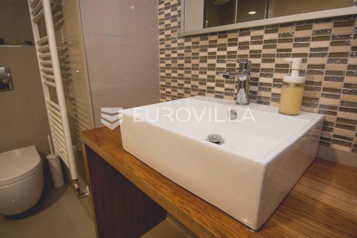 Centar stan 205m2 podijeljen na 5 apartmana i sobu