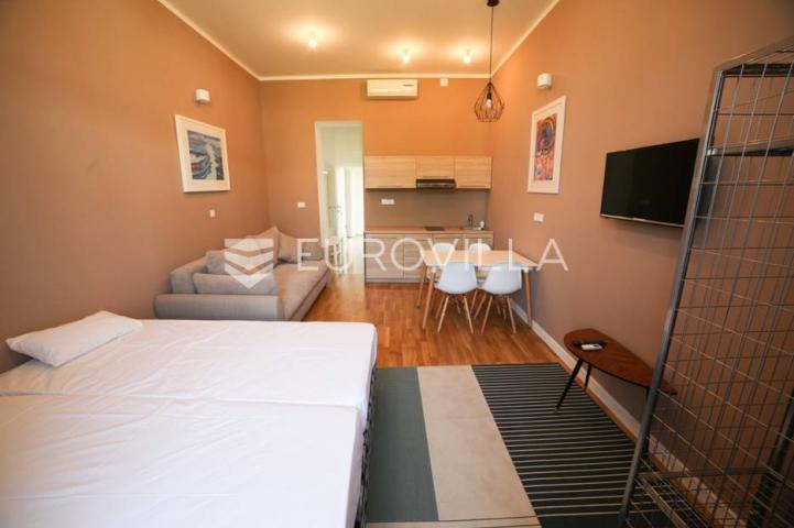 Centar stan 205m2 podijeljen na 5 apartmana i sobu