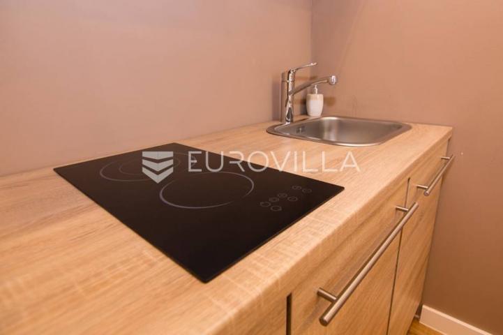 Centar stan 205m2 podijeljen na 5 apartmana i sobu
