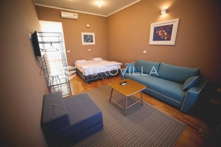 Centar stan 205m2 podijeljen na 5 apartmana i sobu