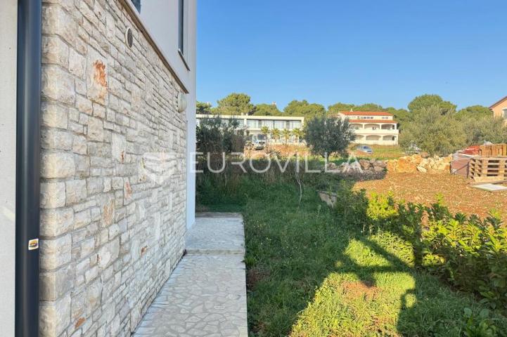 Istra, Medulin, elegantan stan 91 m² s vlastitim vrtom i bazenom