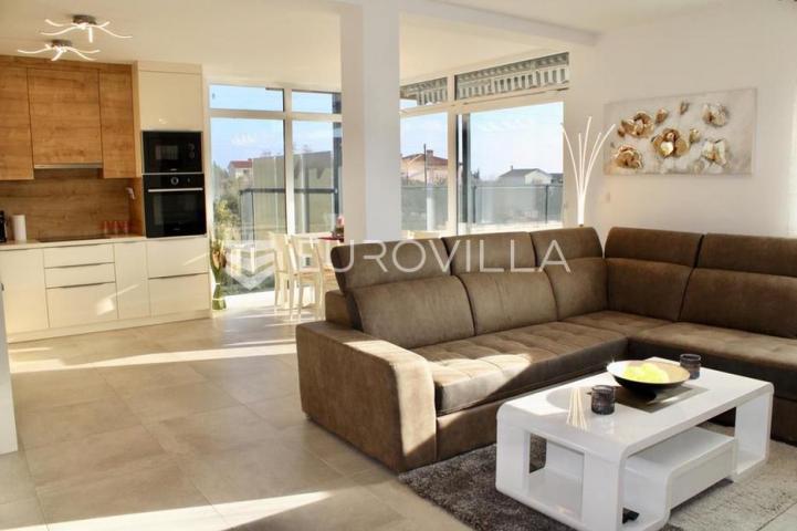 Istra, Medulin, elegantan stan 91 m² s vlastitim vrtom i bazenom