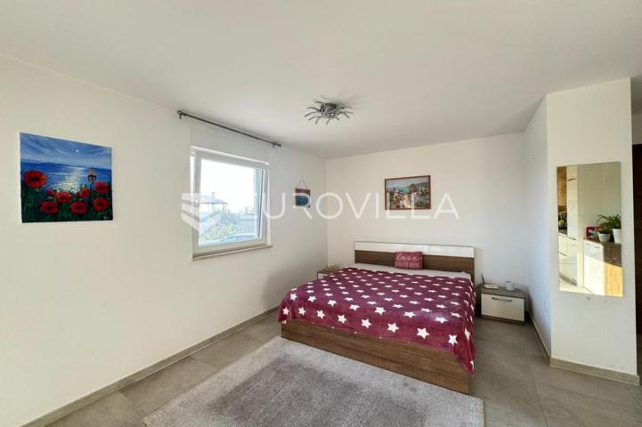 Istra, Medulin, elegantan stan 91 m² s vlastitim vrtom i bazenom