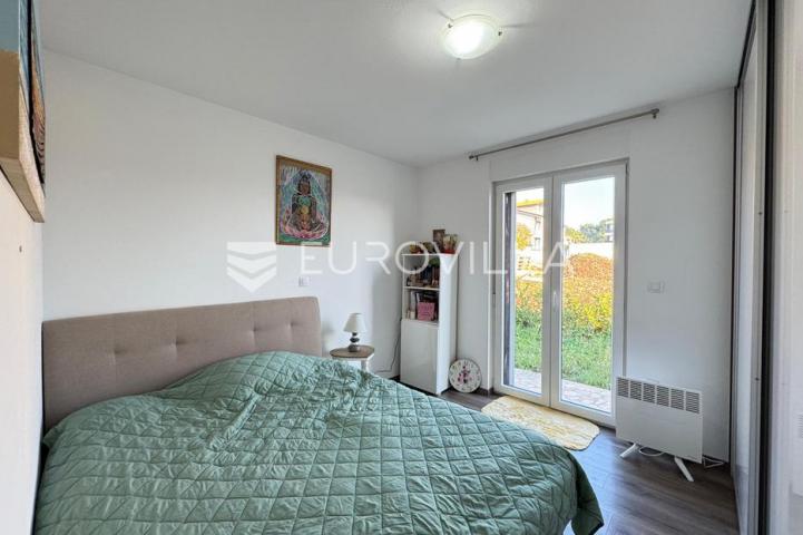 Istra, Medulin, elegantan stan 91 m² s vlastitim vrtom i bazenom