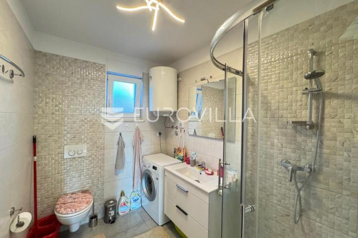 Istra, Medulin, elegantan stan 91 m² s vlastitim vrtom i bazenom