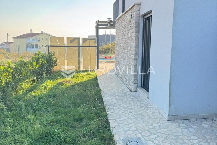 Istra, Medulin, elegantan stan 91 m² s vlastitim vrtom i bazenom