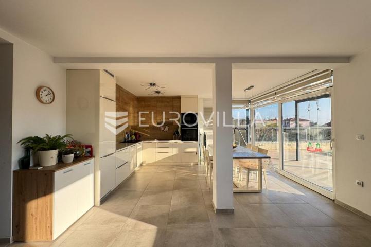 Istra, Medulin, elegantan stan 91 m² s vlastitim vrtom i bazenom