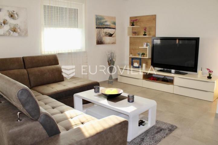Istra, Medulin, elegantan stan 91 m² s vlastitim vrtom i bazenom
