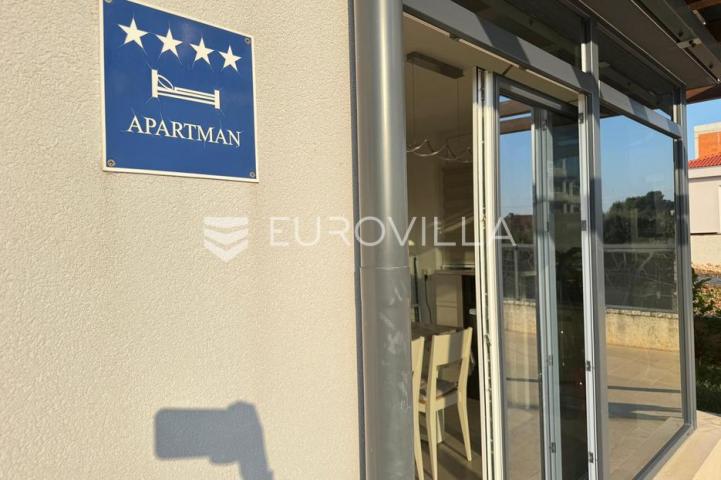 Istra, Medulin, elegantan stan 91 m² s vlastitim vrtom i bazenom