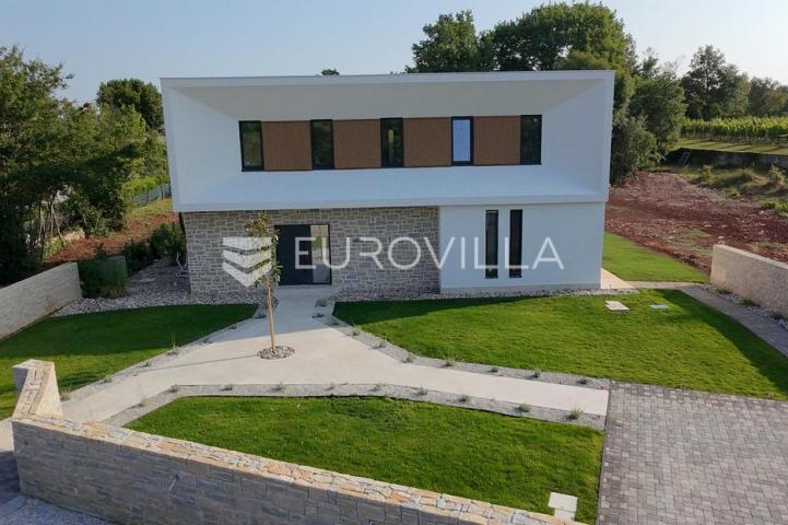 Istra, Tinjan - EKSKLUZIVNA vila s bazenom i sportskim terenom na 2935 m2