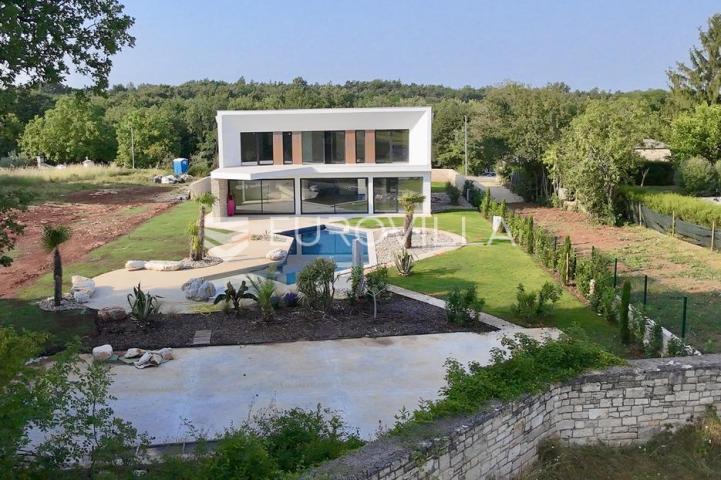 Istra, Tinjan - EKSKLUZIVNA vila s bazenom i sportskim terenom na 2935 m2