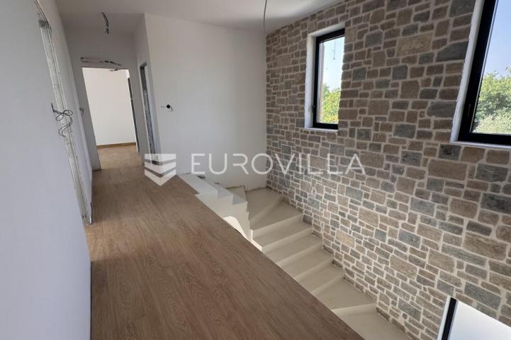Istra, Tinjan - EKSKLUZIVNA vila s bazenom i sportskim terenom na 2935 m2