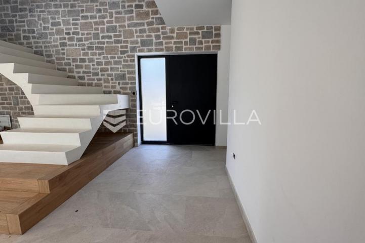 Istra, Tinjan - EKSKLUZIVNA vila s bazenom i sportskim terenom na 2935 m2