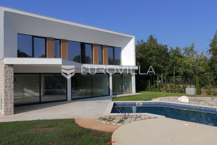 Istra, Tinjan - EKSKLUZIVNA vila s bazenom i sportskim terenom na 2935 m2