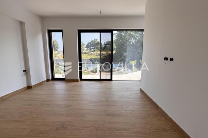 Istra, Tinjan - EKSKLUZIVNA vila s bazenom i sportskim terenom na 2935 m2