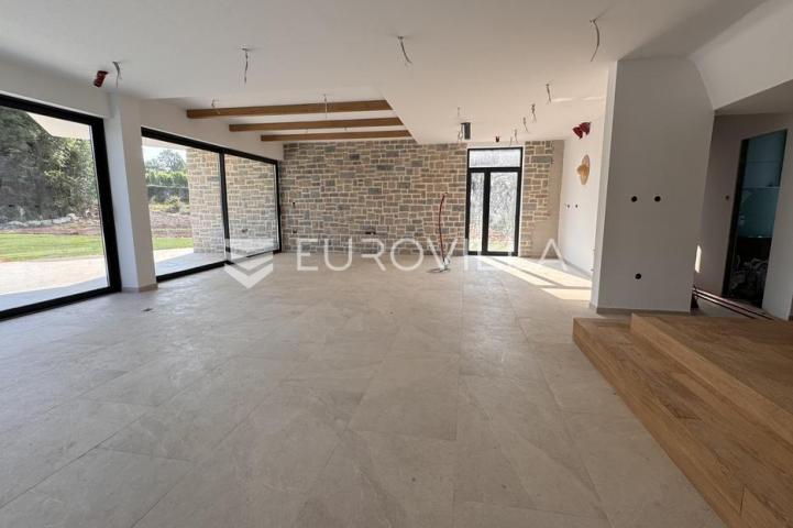 Istra, Tinjan - EKSKLUZIVNA vila s bazenom i sportskim terenom na 2935 m2