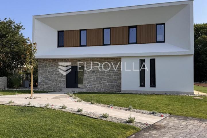 Istra, Tinjan - EKSKLUZIVNA vila s bazenom i sportskim terenom na 2935 m2