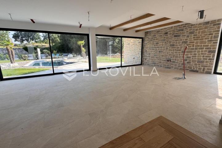 Istra, Tinjan - EKSKLUZIVNA vila s bazenom i sportskim terenom na 2935 m2