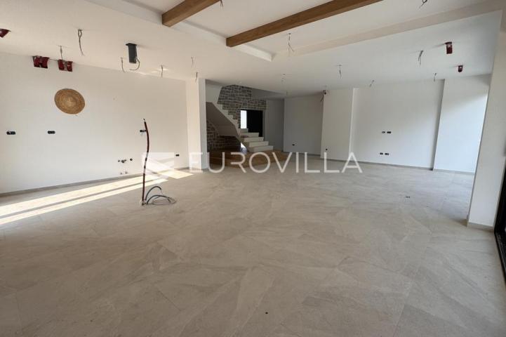 Istra, Tinjan - EKSKLUZIVNA vila s bazenom i sportskim terenom na 2935 m2