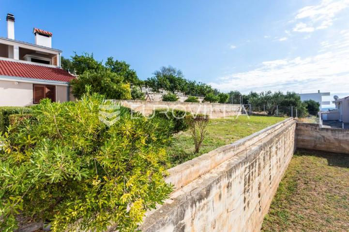Okolica Trogira, kuća s građevinskom parcelom i panoramskim pogledom