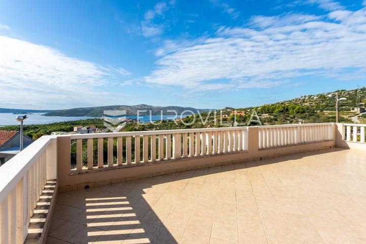 Okolica Trogira, kuća s građevinskom parcelom i panoramskim pogledom