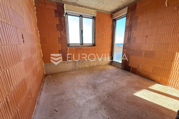 Pula, Pješčana Uvala, četverosobni stan novogradnje 2. kat, 95.50 m², 450 m od mora