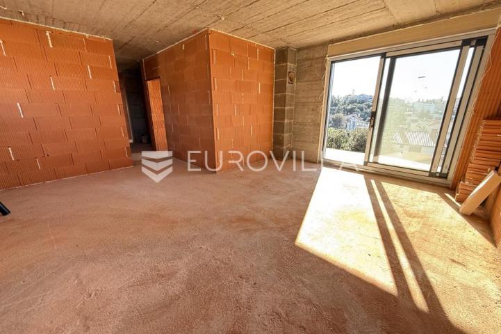 Pula, Pješčana Uvala, četverosobni stan novogradnje 2. kat, 95.50 m², 450 m od mora