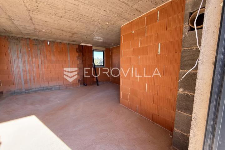 Pula, Pješčana Uvala, četverosobni stan novogradnje 2. kat, 95.50 m², 450 m od mora
