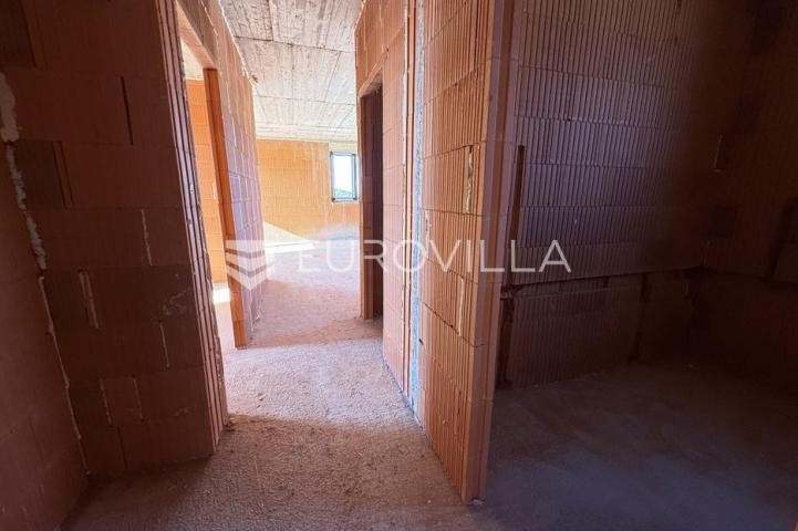 Pula, Pješčana Uvala, četverosobni stan novogradnje 2. kat, 95.50 m², 450 m od mora