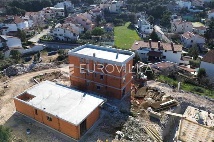 Pula, Pješčana Uvala, četverosobni stan novogradnje 2. kat, 95.50 m², 450 m od mora