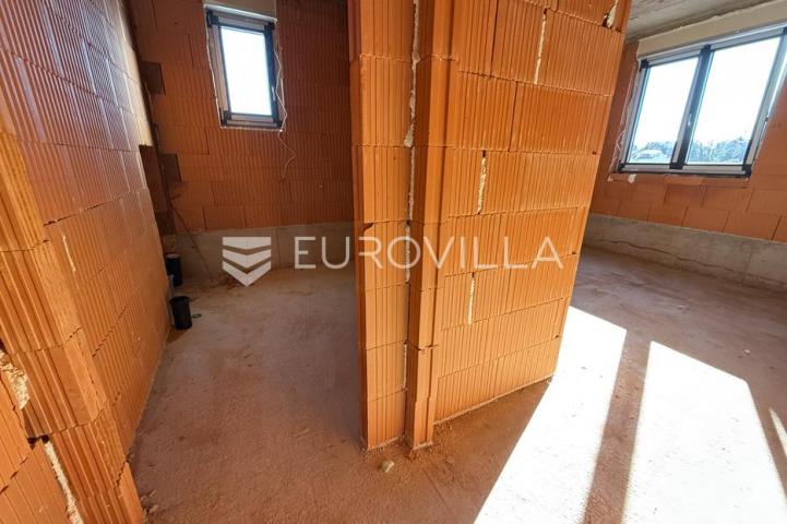 Pula, Pješčana Uvala, četverosobni stan novogradnje 2. kat, 95.50 m², 450 m od mora