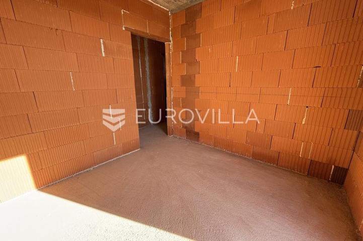 Pula, Pješčana Uvala, četverosobni stan novogradnje 2. kat, 95.50 m², 450 m od mora