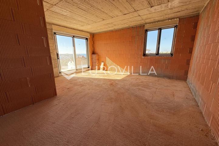 Pula, Pješčana Uvala, četverosobni stan novogradnje 2. kat, 95.50 m², 450 m od mora