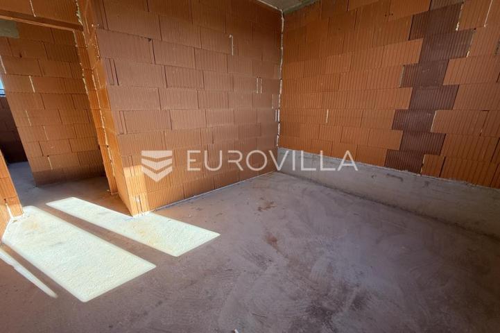 Pula, Pješčana Uvala, četverosobni stan novogradnje 2. kat, 95.50 m², 450 m od mora