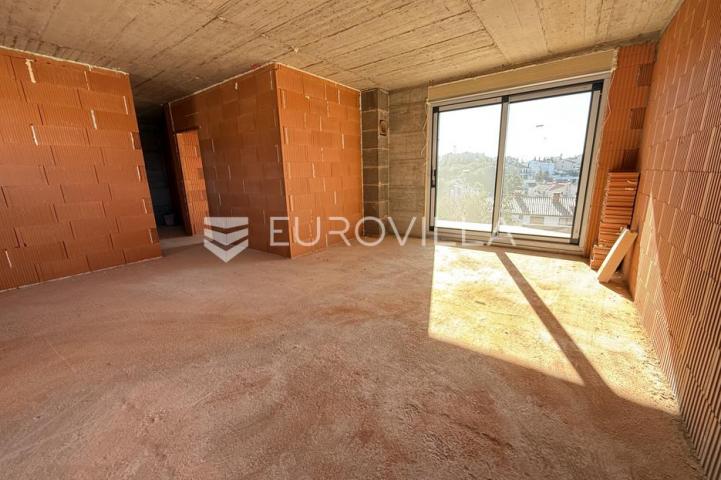 Pula, Pješčana Uvala, četverosobni stan novogradnje 2. kat, 95.50 m², 450 m od mora