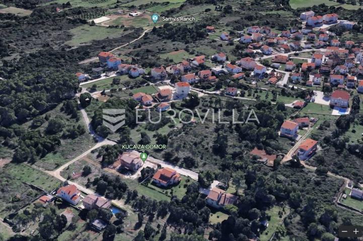 Medulin, građevinska parcela okružena zelenilom, pogled na more s kata 758 m²