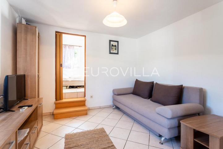 Brač, Milna, samostojeća kuća s četiri apartmana