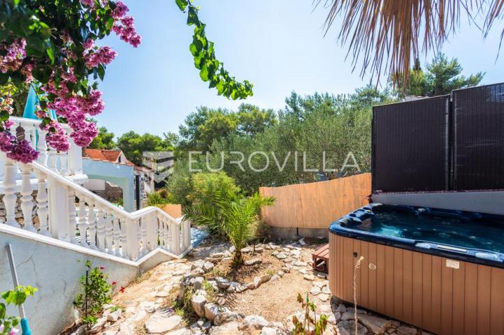 Brač, Milna, samostojeća kuća s četiri apartmana