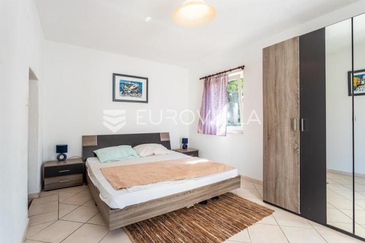 Brač, Milna, samostojeća kuća s četiri apartmana